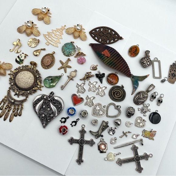 Assorted Jewelry Lot of Charms and Pendants - Picture 11 of 11